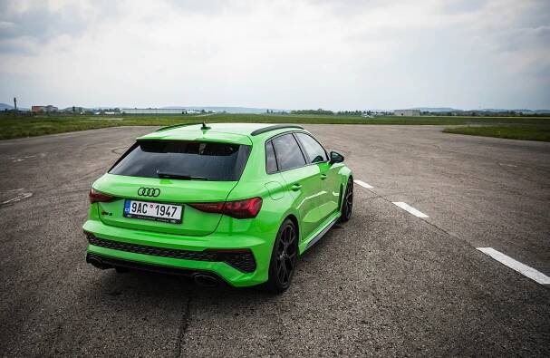 Nejnovější Audi RS 3 Sportback s pětiválcem s turbem je zelená šílenost za „rozumnou“ cenu
