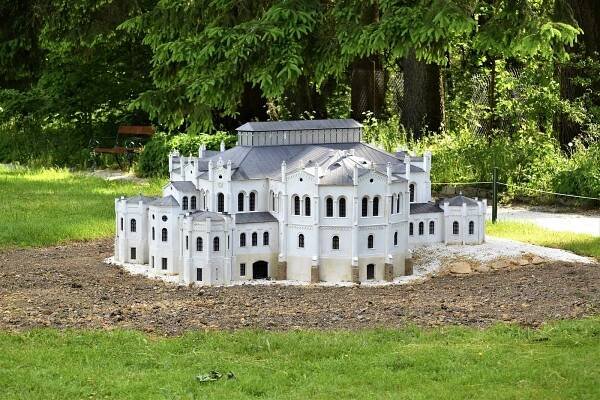 Nový model jízdárny zdobí park miniatur v Mariánských Lázních, podívejte se