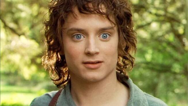 Elijah Wood vypadá na fotce z nového filmu jako Aragorn. Fanoušci Pána prstenů se tím baví