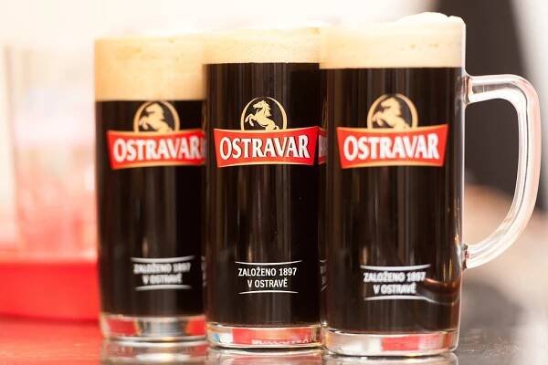Černá Barbora: Ostravar uvařil na léto černé pivo pro chlapy