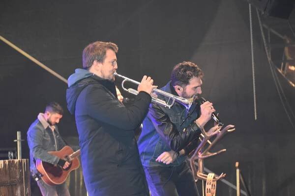 VIDEO: Kapela Jelen rozezpívala o třetí adventní neděli celé náměstí ve Zlíně