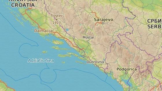 Split, Chorvatsko (modrá značka) a Luštica, Černá Hora (červená)