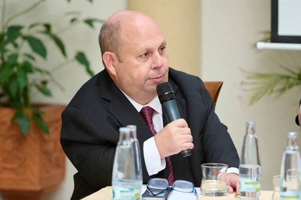 Během covidové krize selhávala komunikačně vláda i média, Adam Vojtěch je však vstřícný, shodují se novináři - Zdravotnický