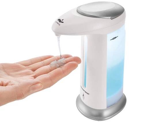 Automatický dávkovač mýdla Silvercrest, který dávkuje mýdlo do ruky.