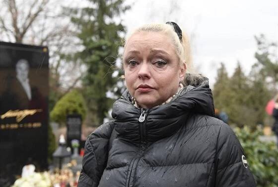 Dominika Gottová u hrobu svého otce Karla Gotta (Praha, 23. prosince 2019)