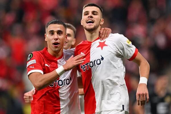 Radost hráčů Slavia Praha Ondřeje Lingra (vlevo) a Davida Juráska (vpravo)