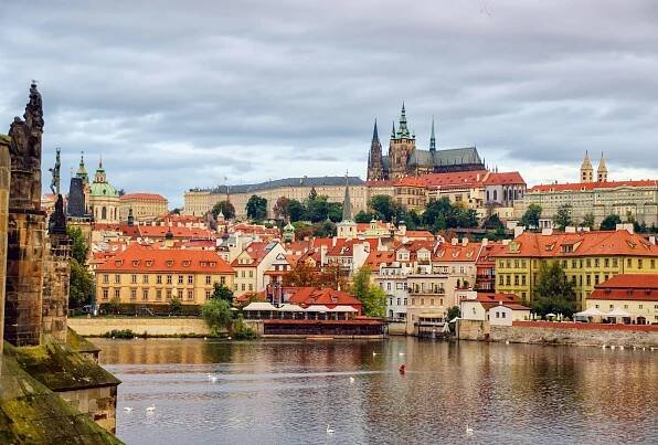 Cestovní ruch v Česku nabírá na síle. Turistů bylo loni stejně jako před covidem