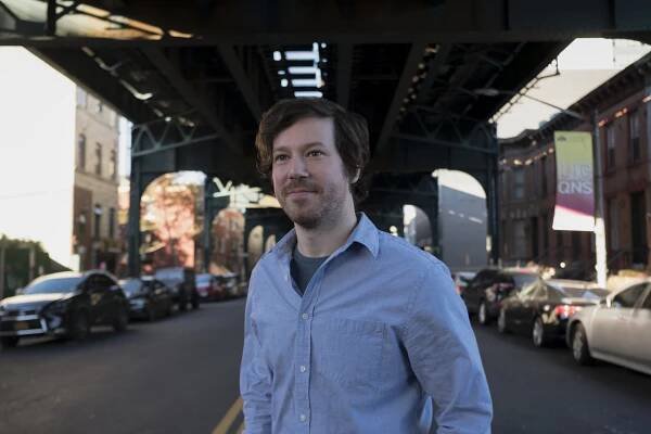 Moderní láska - V nemocnici, mezihra o pochopení - Z filmu - John Gallagher Jr.