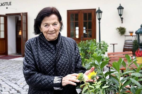 Za Izrael sa dnes hanbím. Vo vláde je tá najväčšia zberba, vraví spisovateľka, ktorá prežila holokaust — Denník N