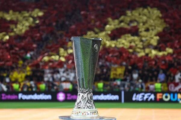 Jsi podělaná ostuda! Naštvaný Mourinho si počkal po prohraném finále na rozhodčího a sprostě mu vynadal!