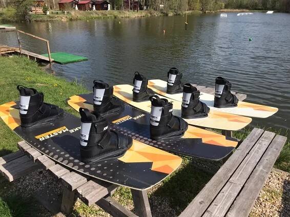 Hodina na wakeboardu: soukromý pronájem vleku a zapůjčení vybavení pro 2 osoby