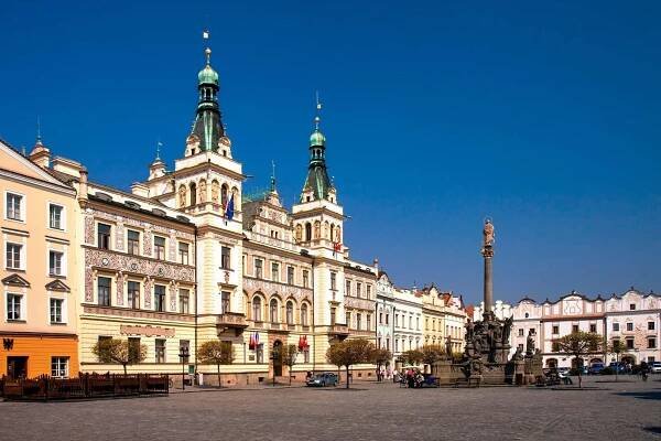 Stáhnout - Česká republika - město pardubice - renesanční cech hala na perstynske náměstí — Stock obrázek