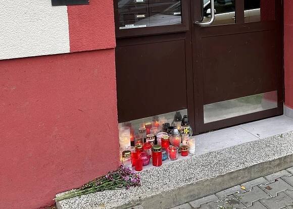 Příbuzní a sousedé uctili u domu v Zábřehu zavražděného Václava