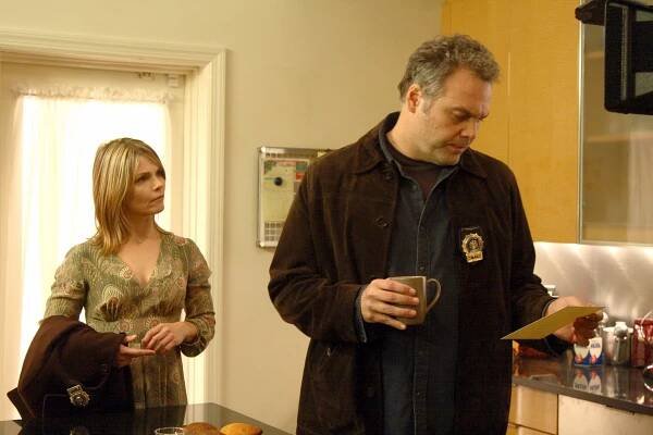 Zákon a pořádek: Zločinné úmysly - Domácí válka - Z filmu - Kathryn Erbe, Vincent D'Onofrio