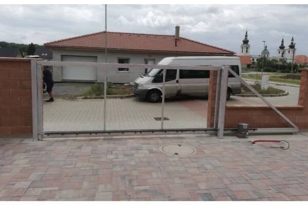 Samonosná brána s dřevěnou výplní, vjezd 4,0m/+2,25m rameno - Ploty Branky