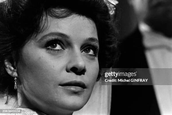 Laura Antonelli sur le tournage du film 'Mon Dieu, comment suis-je tombée si bas ?', en juin 1974, en Sicile.