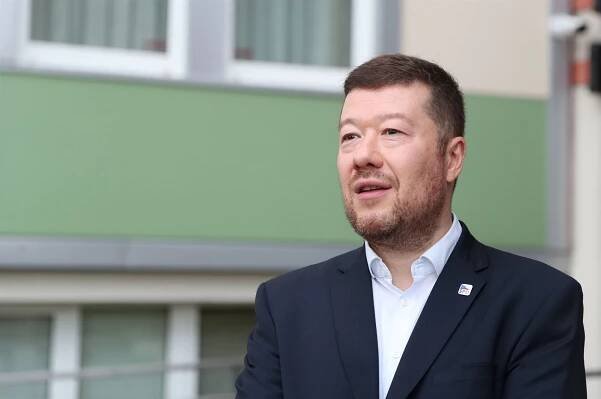 Okamura popřel sám sebe. Děti u homosexuálů ještě před osmi lety podporoval