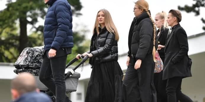 Denisa Šuralová na pohřbu svého manžela. 