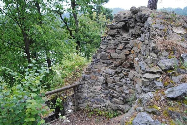Na hrad Velešín vede modrá turistická trasa ze Sedlce u Svatého Jana nad Malší.