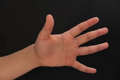 Na dlani ruky teenagera na černém pozadí. části těla — Stock obrázek