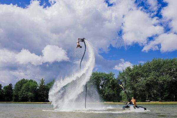 Jen tak vzlétnout nad hladinu. Sníte o létání? Vyzkoušeli jsme flyboarding
