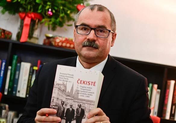 Kniha historiků Žáčka a Blažka o čekistech mapuje strukturu bezpečnostních aparátů