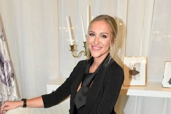 Nela Slováková řádí u moře v Zanzibaru. S kolegyní si užívá šampaňské přímo na pláži