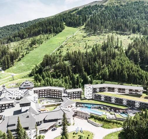 Nespecifikovaný výhled na hory nebo výhled na hory při pohledu z hotelu