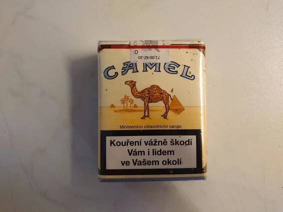 Starší nerozbalené cigarety CAMEL