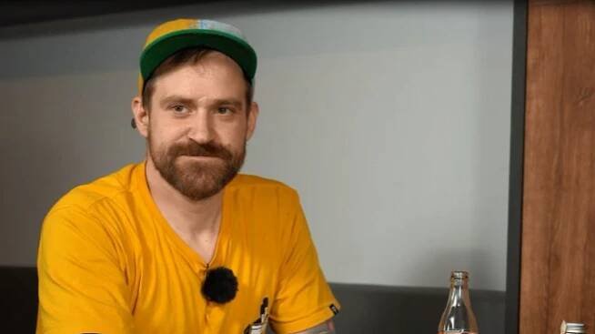Jeho diagnóza je pud sebezáhuby. Tvrdí to o sobě v novém díle talk show (NE)BLÁZNI Tomáše Poláčka rapper Kato – G.cz
