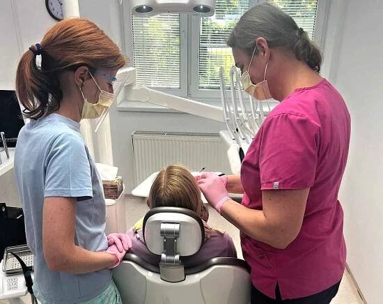 Dentální klinika Kladno funguje denně do večera i o víkendech. Následně už musí pacienti například do Prahy.