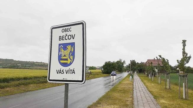 Obec Bečov u Mostu, konec května 2025.