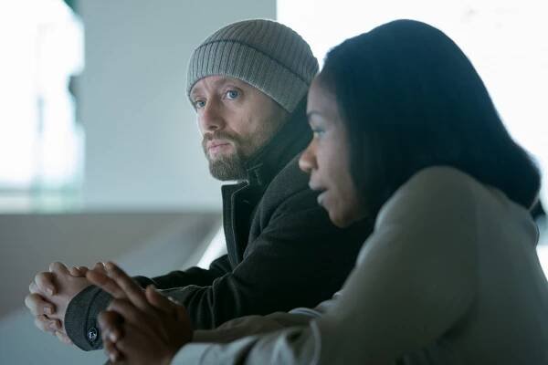Aksel Hennie, Karen Bryson - White Wall - De utvalda - Z filmu