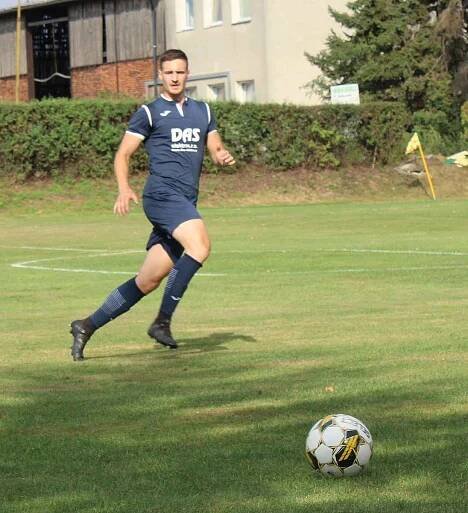 Fotbalisté Němčic (v černém) v 5. kole okresního přeboru OFS Kroměříž porazili Břest 4:0.