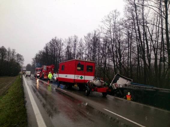 U Skrchova boural kamion s pšenicí. Blokoval silnici z Letovic na Svitavy