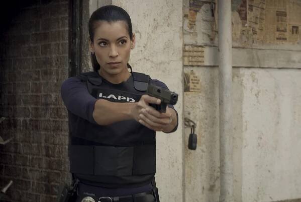 Zbrojnice - Nikdy víc - Z filmu - Stephanie Sigman
