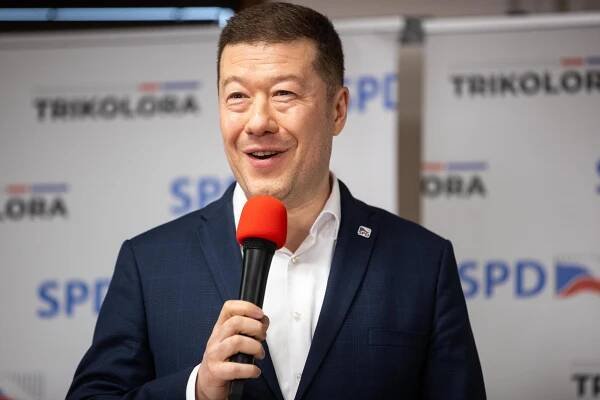 Mír, hostesky i podřimování při Machovi. SPD rozjela kampaň v Praze