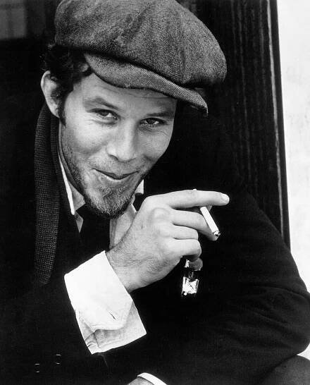 Soubor:Tom Waits (1974–75 Asylum publicity photo - with cigarette).jpg – Wikicitáty