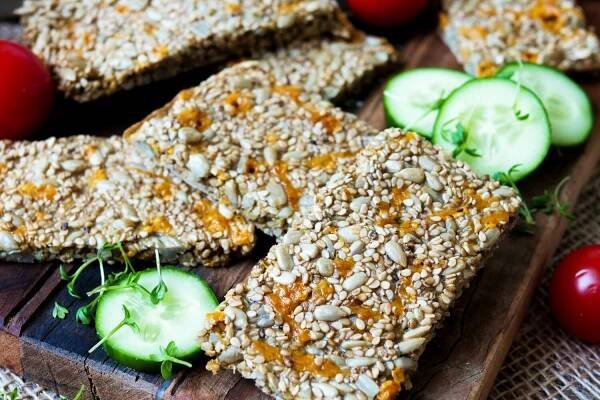 Low Carb Knäckebrot mit Sonnenblumenkernen und Sesam
