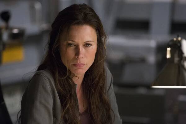 Poslední loď - Střelba do vlastních řad - Z filmu - Rhona Mitra