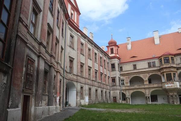 OBRAZEM: Bělá pod Bezdězem má krásný zámek. Za jeho zdmi sídlí muzeum