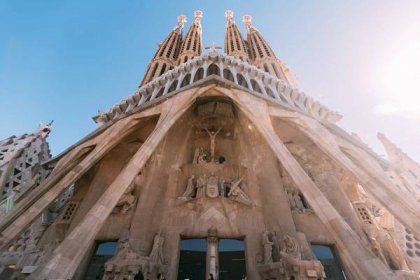 Antonio Gaudí y Cornet: *25.6.1852 – †10.6.1926, španělský architekt a výtvarník