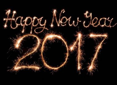 Šťastný nový rok 2017 text z prskavky ohňostroj světlo — Stock obrázek