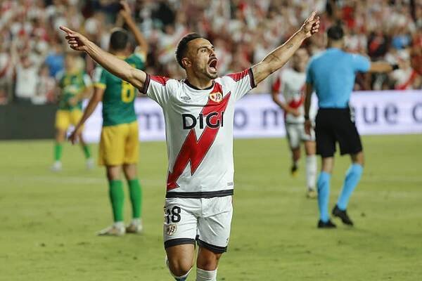 Álvaro García celebra su gol al Neman Grodno en Vallecas