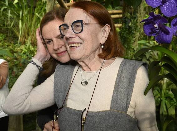 Dcera Ivy Janžurové vyvedla do společnosti nejmladšího syna. Theodora Remundová se bojí, že jim z bytu udělá skleník