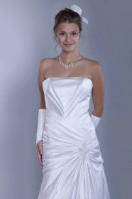 Bílé asymetricky skládané svatební šaty