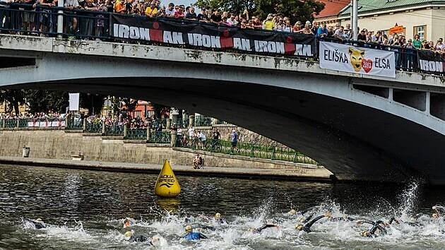 Ironman Hradec Králové 2025: Ironman vznikl díky při běžců a plavců - iDNES.cz