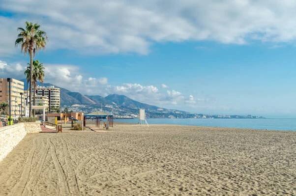 středomořská pláž v fuengirola, španělsko - fuengirola - stock snímky, obrázky a fotky