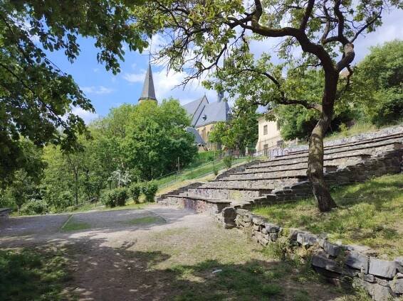 Fotogalerie • Terénní amfiteátr Albertovské svahy (Amphitheater, Sommer-Kulturkomplex) • Mapy.com