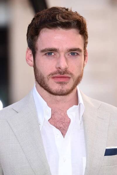 FOTO: Richard Madden si zahrál ve Hře o trůny, v Popelce a nově se objevil v marvelovce Eternals.